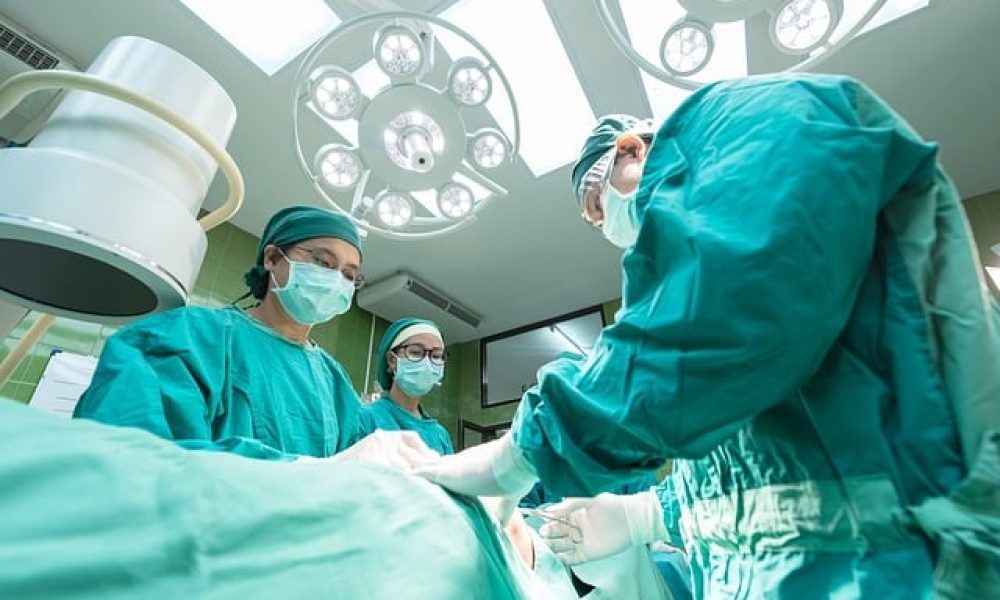 Médicos portugueses na sala de cirurgia - como ser médico em Portugal.