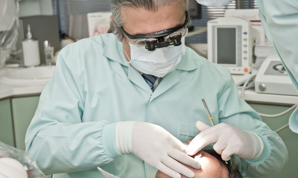 Dentista exercendo odontologia em Portugal
